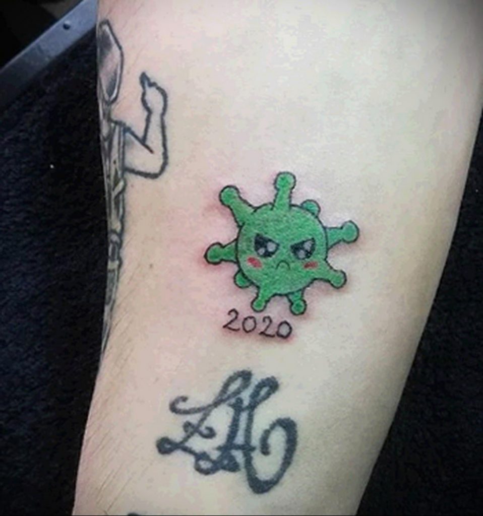 Tetovaža na temu koronavirusa COVID -19 - virus selena i brojevi 2020