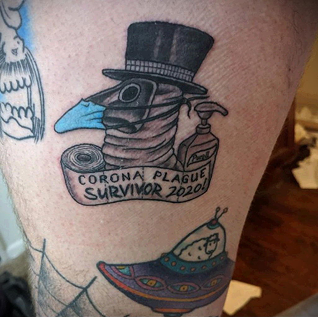 Tetovaža na temu koronavirusa COVID -19 - smiješni liječnik od kuge i natpisi