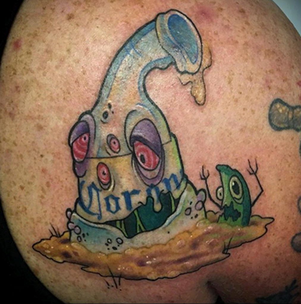 Tetovaža na temu koronavirusa COVID -19 - bolesna boca piva