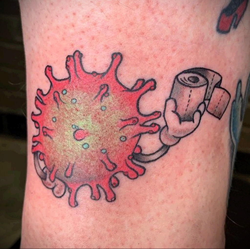Tetovaža na temu koronavirusa COVID -19 - virusa s toaletnim papirom u ruci