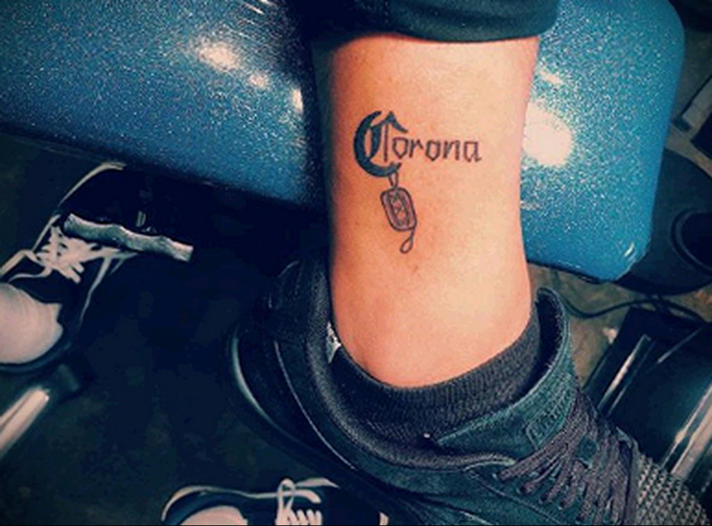 Tetovaža na temu koronavirusa COVID -19 - natpis i medicinska maska