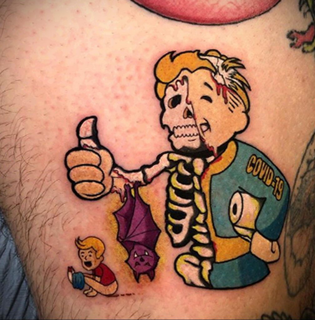Tetovaža na temu koronavirusa COVID -19 - lik iz igre i natpis na temu virusa