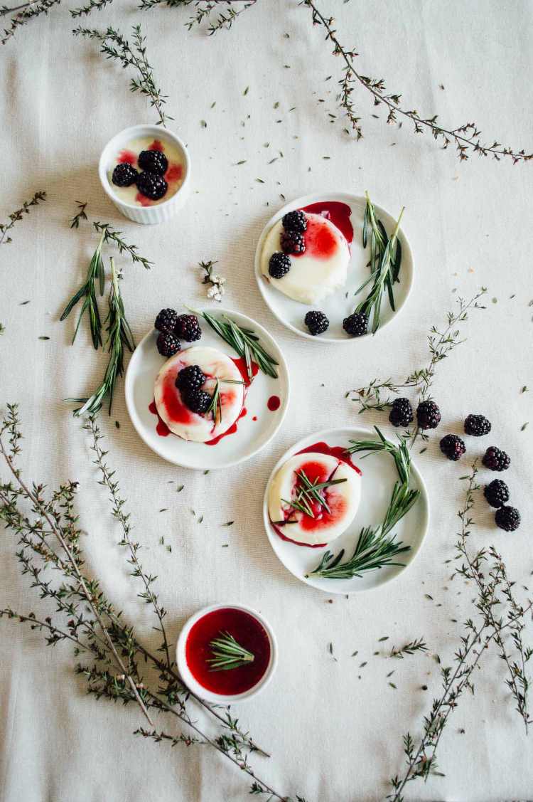 Pripravte si ovocnú omáčku černice rozmarín tymián panna cotta