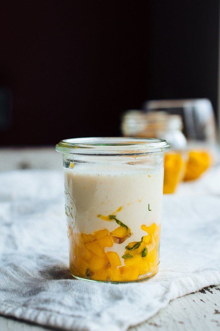 podávajte dezert v sklenenej panna cotte s kúskami manga a kokosom