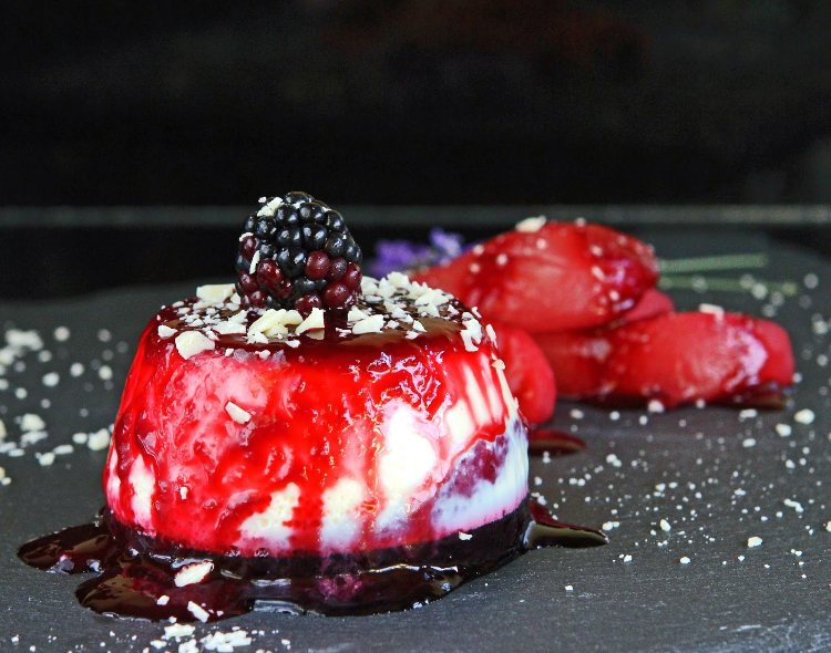 recept na panna cottu lesné plody, ovocná omáčka, vločky z bielej čokolády