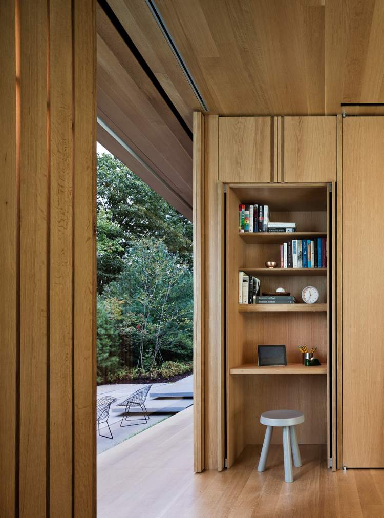 vreckové dvere do malého pracovného priestoru skryté drevo