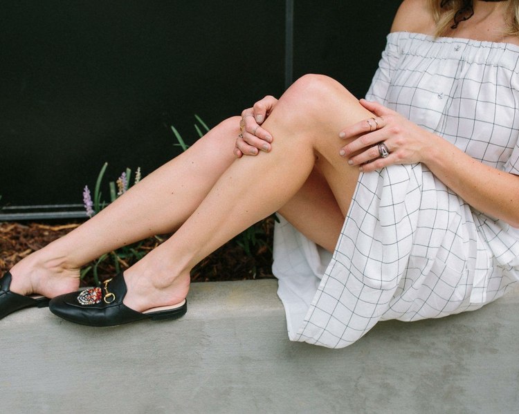 Letné šaty kombinovať off rameno šaty out mules trend