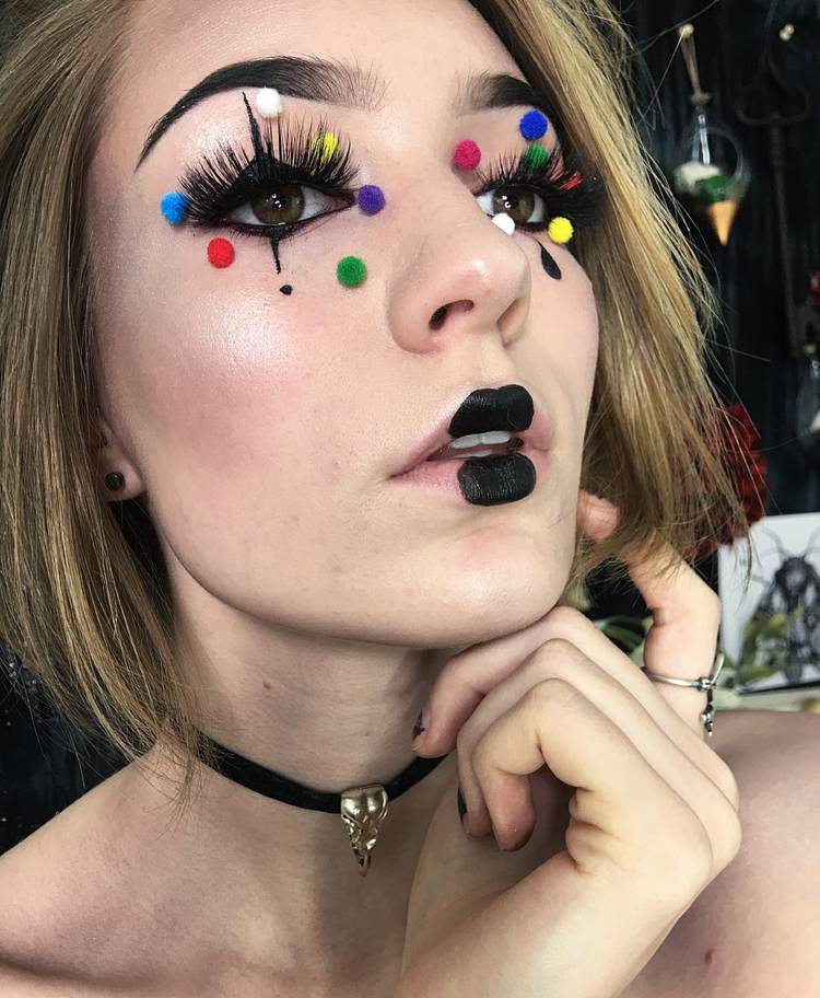 farebné mini pompony oči líčenie ústa harlekýn make-up žena diskrétna