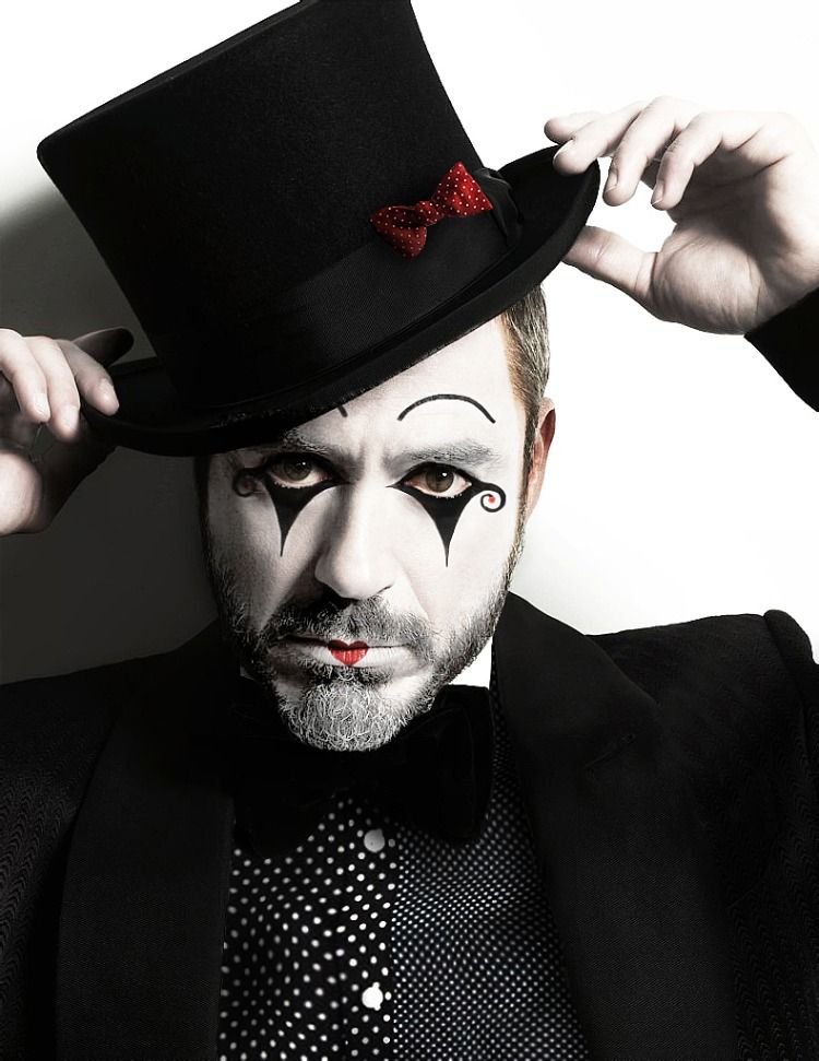 Precízne spracovaná pantomíma tvorí mužov s halloweenskym kostýmom