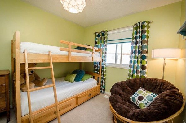 útulné kreslo detská izba poschodová posteľ zariadenie Nápady na vybavenie loftu v detskej izbe