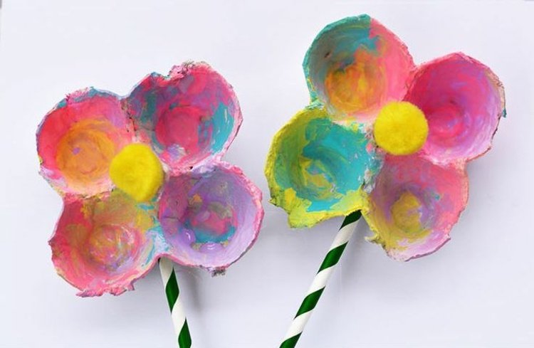 papierové kvety-drotár-deti-vajíčko-box-farebné-farby-slamené stonky