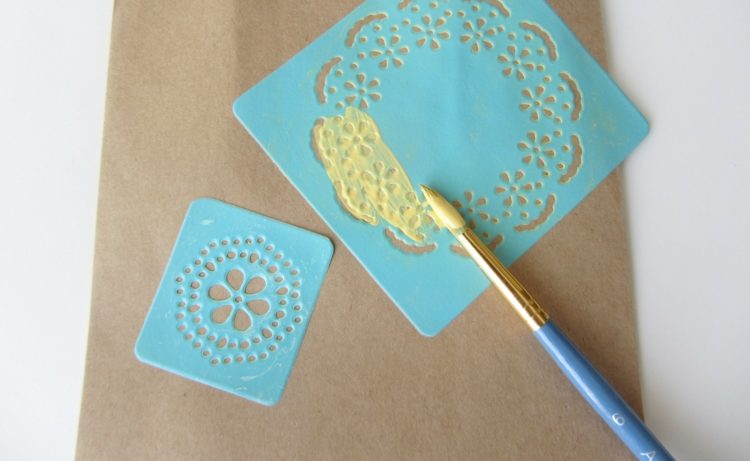 Tvorba pomocou šablón a farby papier-taška-drotárstvo-nápad-šablóna-jednoduché-vintage-motívy-čipka