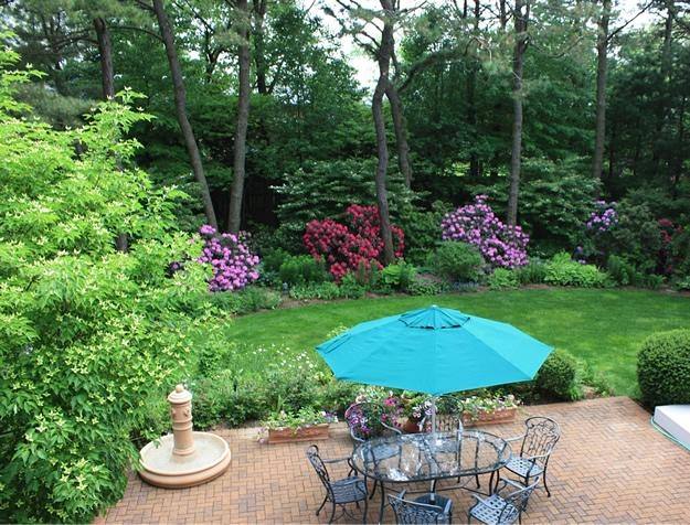 Nápady na záhradný dizajn kovové stoličky sedacia skupina rododendron