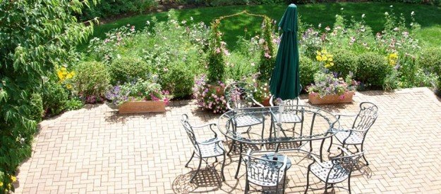 nápady na dizajn záhrada-s posedením-kovový záhradný nábytok