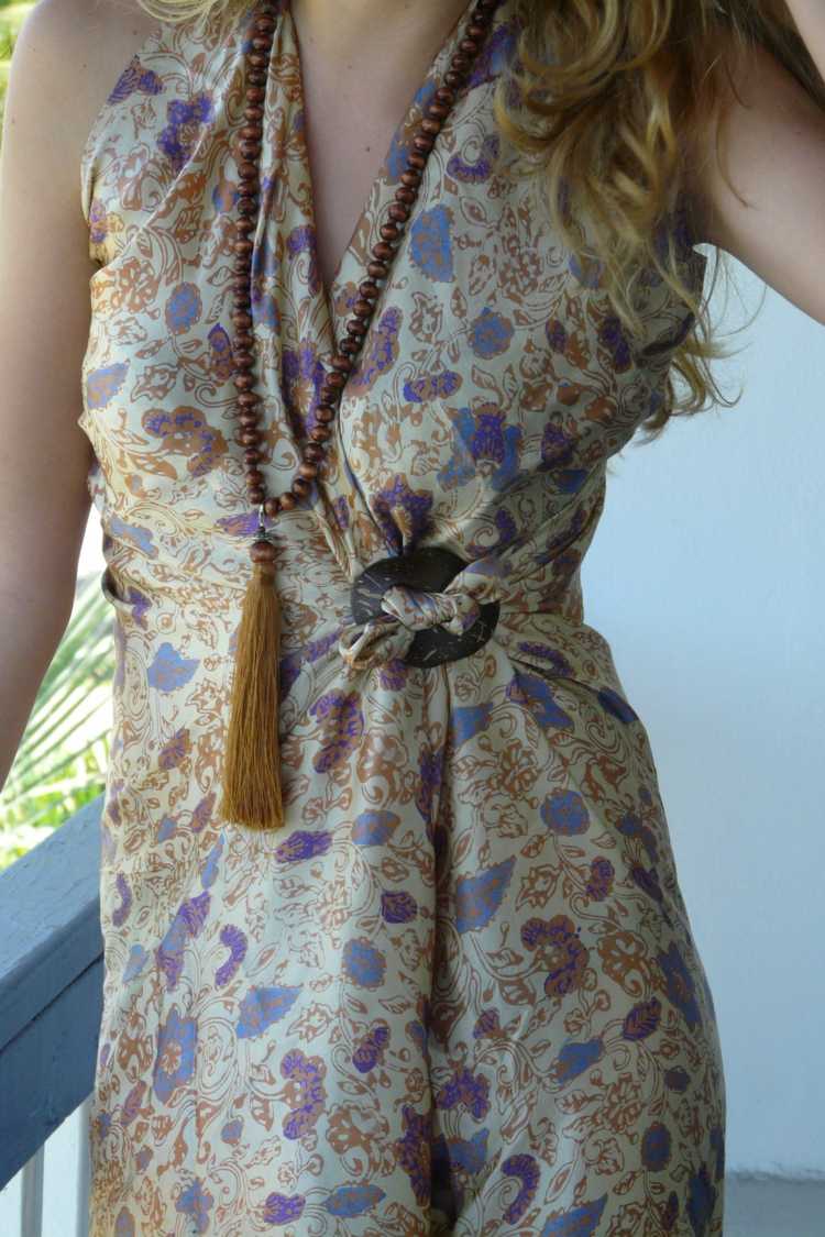 Viazajte pareo šatku so sponou na elegantné a sofistikované plážové oblečenie