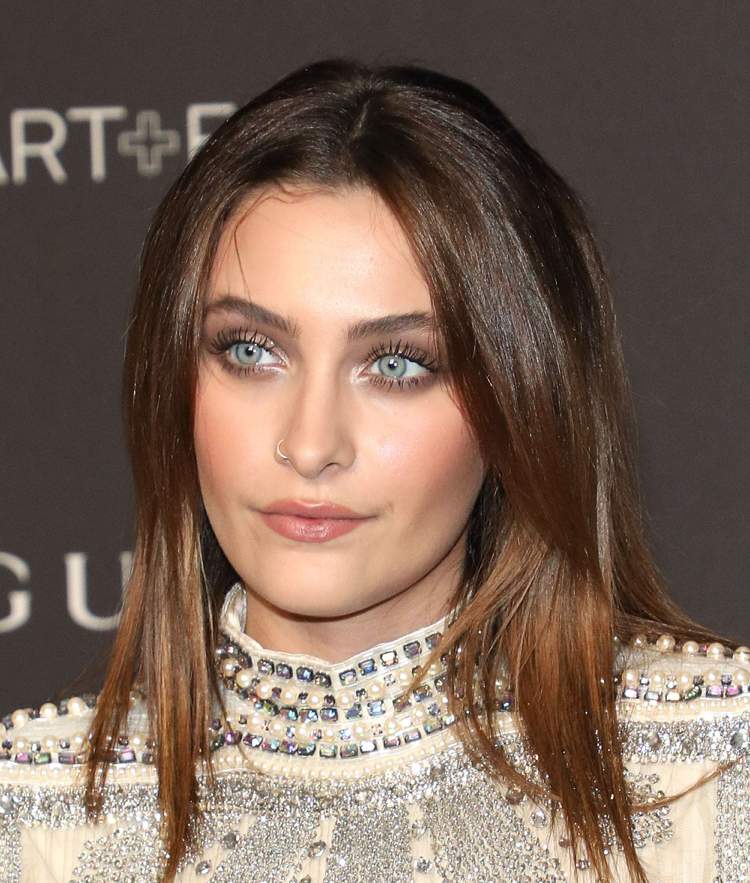 Paris Jackson s tmavými vlasmi a stredne dlhými hnedými vlasmi