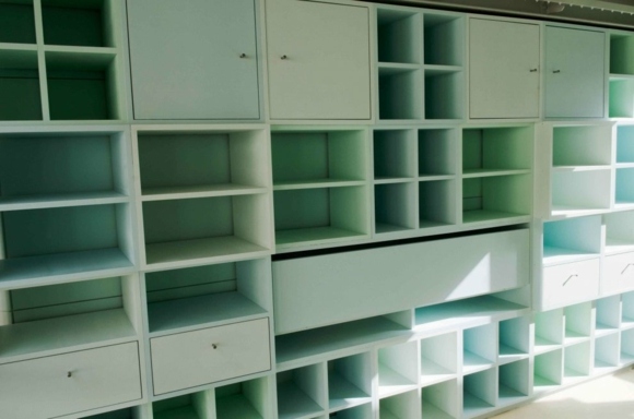 pastelovo zelená polica pastelovo zelená polica