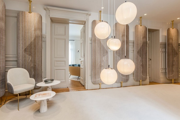 Parížsky štýl-dekorácia-chodba-gulička-závesné-svetlá-dekorácia