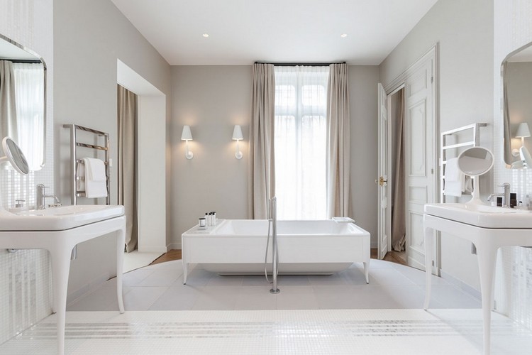 zariadenie v parížskom štýle-kúpeľňa-krémová biela vaňa