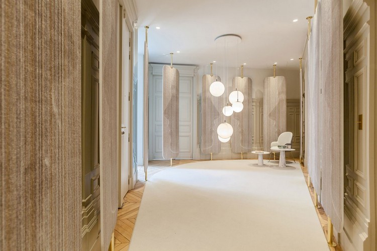 Zariadenie v parížskom štýle-chodba-béžová-parketová podlaha-závesné svetlá