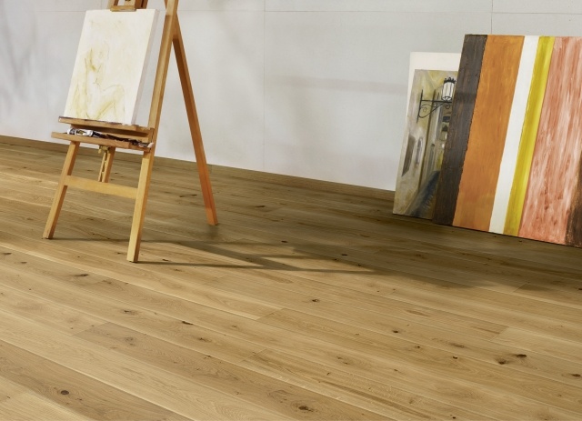 Podlahová krytina je vyrobená z kvalitného oleja alebo laku na parkety