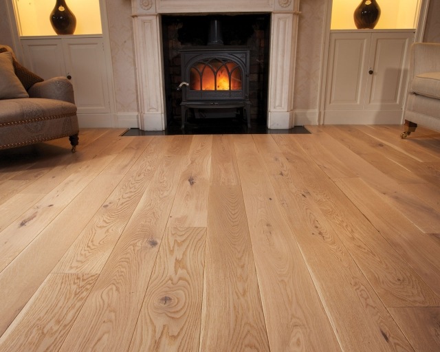 obývacia izba s krbom, dubovou masívnou podlahou a parketami