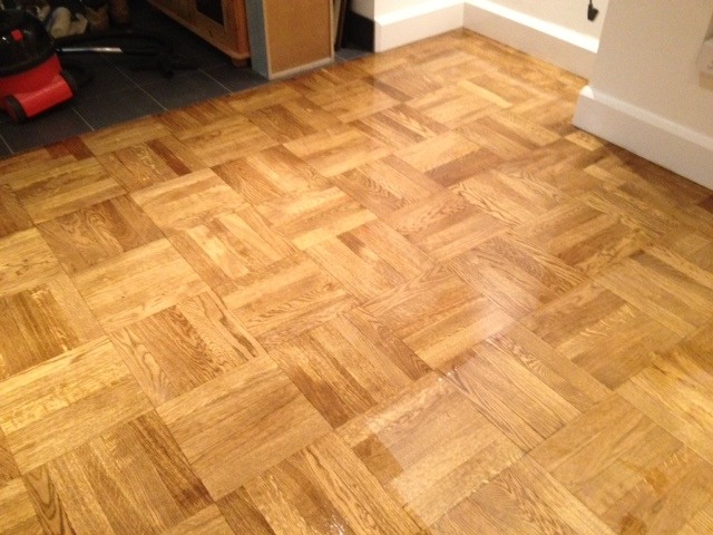 Vzor parketovej drevenej podlahy s vrstvou oleja alebo laku