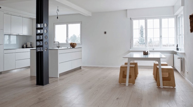 parkety-svetlý-dub-biela-kuchyňa
