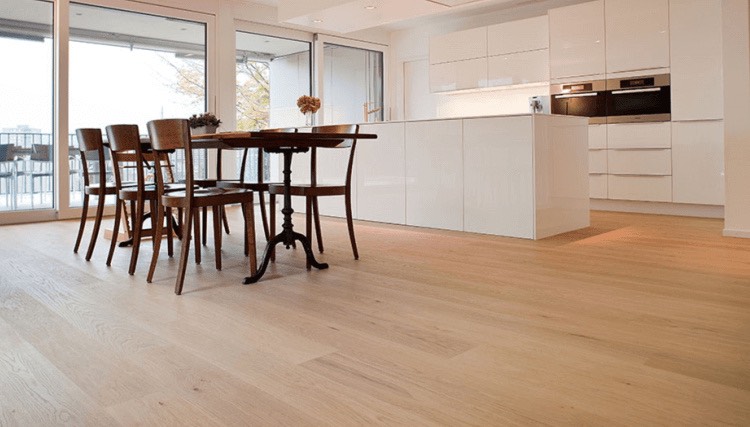 parkety-svetlý-jedálenský kút-kuchyňa