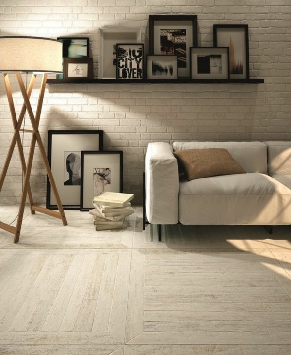 Interiér obývacej izby z tehlovej steny z ľahkého dreva