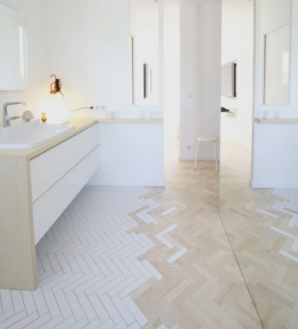 Vzor kladenia rybej kosti biela farba, svetlý dub