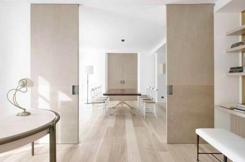 Jedáleň so svetlými podlahami z dreva