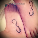jeden tatuaż dla dwojga - napis na nodze i nieskończoność