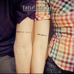 napis na ramieniu - para tatuaż