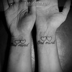 tatuaż dla pary - serduszka i napisy na nadgarstku