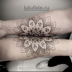 pandala na ramieniu - para tatuaż, która dzieli obraz na pół