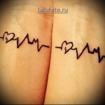 para tatuaż na ramieniu - linia serca i tętna