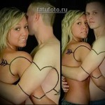 para tatuaż serce i strzała na ciele