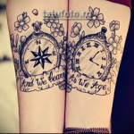 parny tatuaż vintage zegar i napisy na wstążce