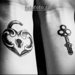 piękny tatuaż para na nadgarstku z zamkiem (kłódką) i kluczem