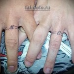 sparuj pierścionki do tatuażu z inicjałami partnera