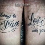 stylowy tatuaż z napisem na nadgarstku dla pary