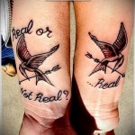 para ptak tatuaż - strzałki i napis