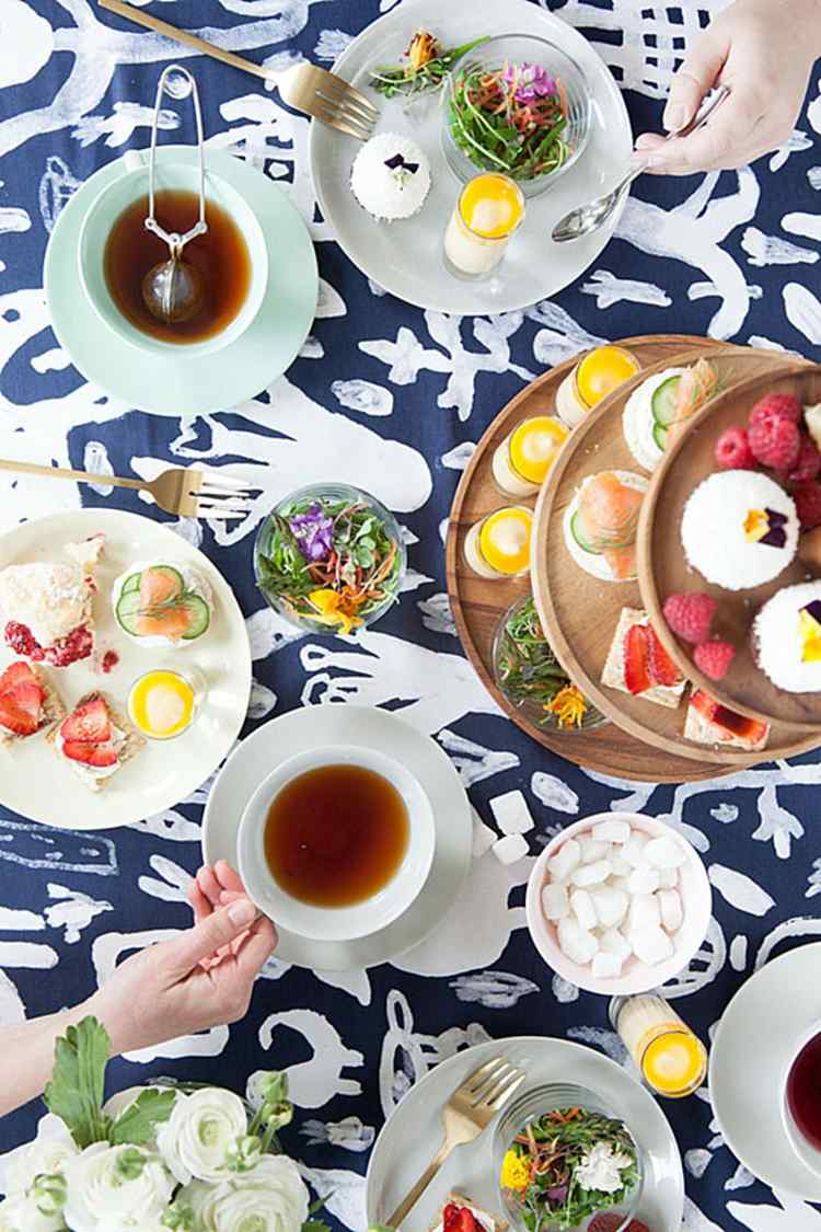 nápad na párty deco stojan na čajový koláč predjedlo obrus modrý brunch