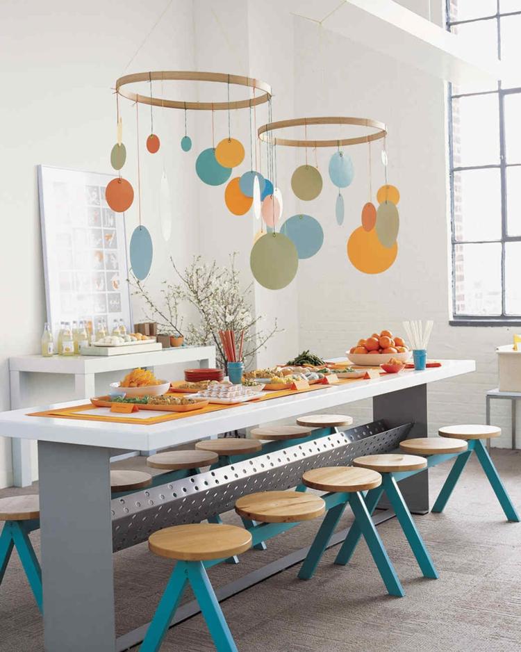 Mobil ako ozdoba večierky party-dekorácie-nápady-urob si sám-stôl-dizajn-drevené-prstencové výšivky-rám-papierové kruhy