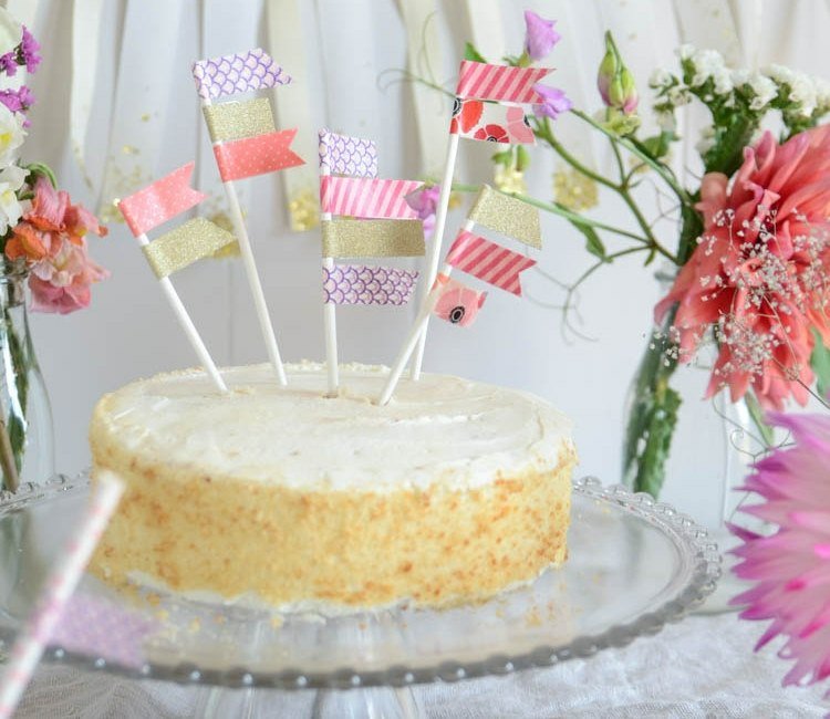Ozdobte párty občerstvenie a dezerty vlajkami párty-dekorácie-nápady-urob si sám-tortu-ozdobiť-vlajky-diy-washi-páskové slamky