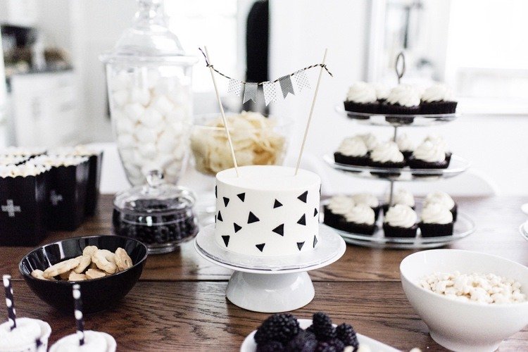 čiernobiela dekorácia stola s vhodne zdobenou narodeninovou tortou