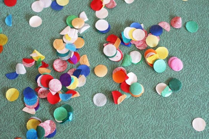 Na večierku by nemali chýbať pestré konfety nápady party konfety farebný papier drotár