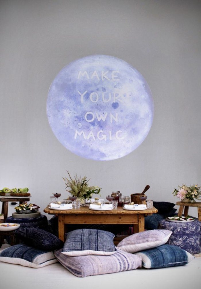 Ozdobte stenu na večierok efektnými projekciami párty dekorácia projekcia konferenčný stolík sedák podlaha