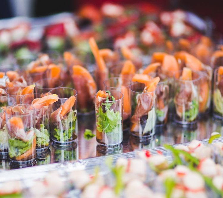 Na párty občerstvenie používajte jednorazový riad vyrobený z ekologických materiálov Večierkové občerstvenie -haeppchen-football-em-jednorazový riad-obloha-servírovať